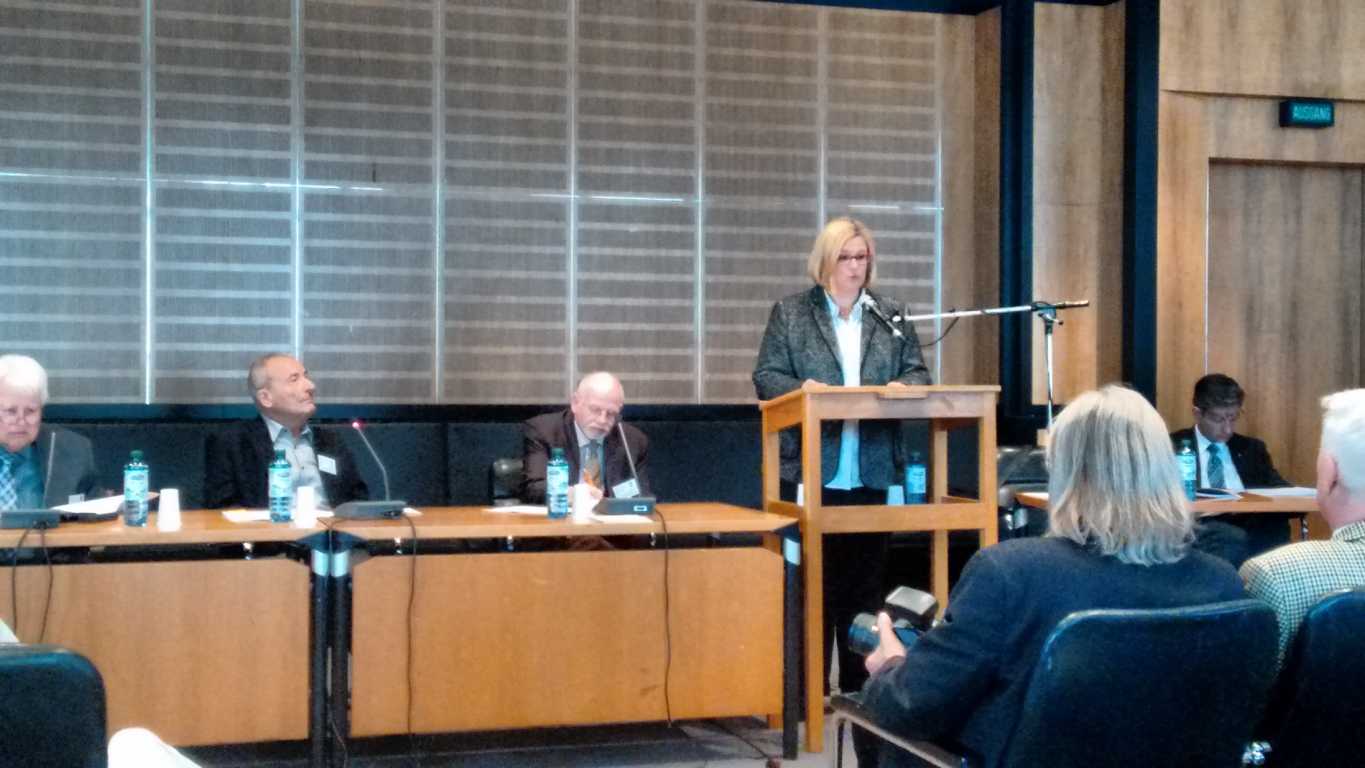 Bezirksbürgermeisterin Frau Schöttler beantwortet Fragen auf der Senioren Bezirksversammlung
